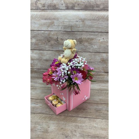 Arranjo de Astromélias e Flores do campo com Chaveiro de Pelúcia